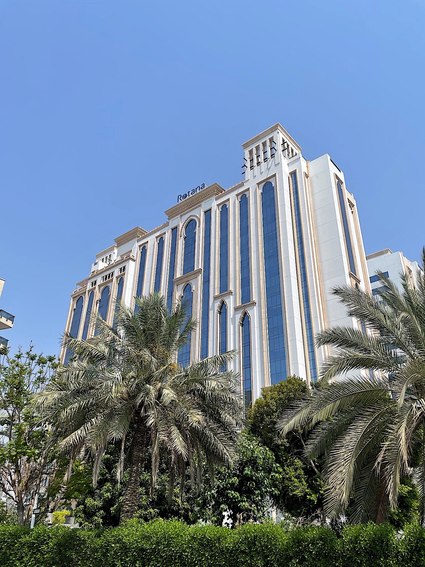 Al Jaddaf Rotana Suite Hotel*