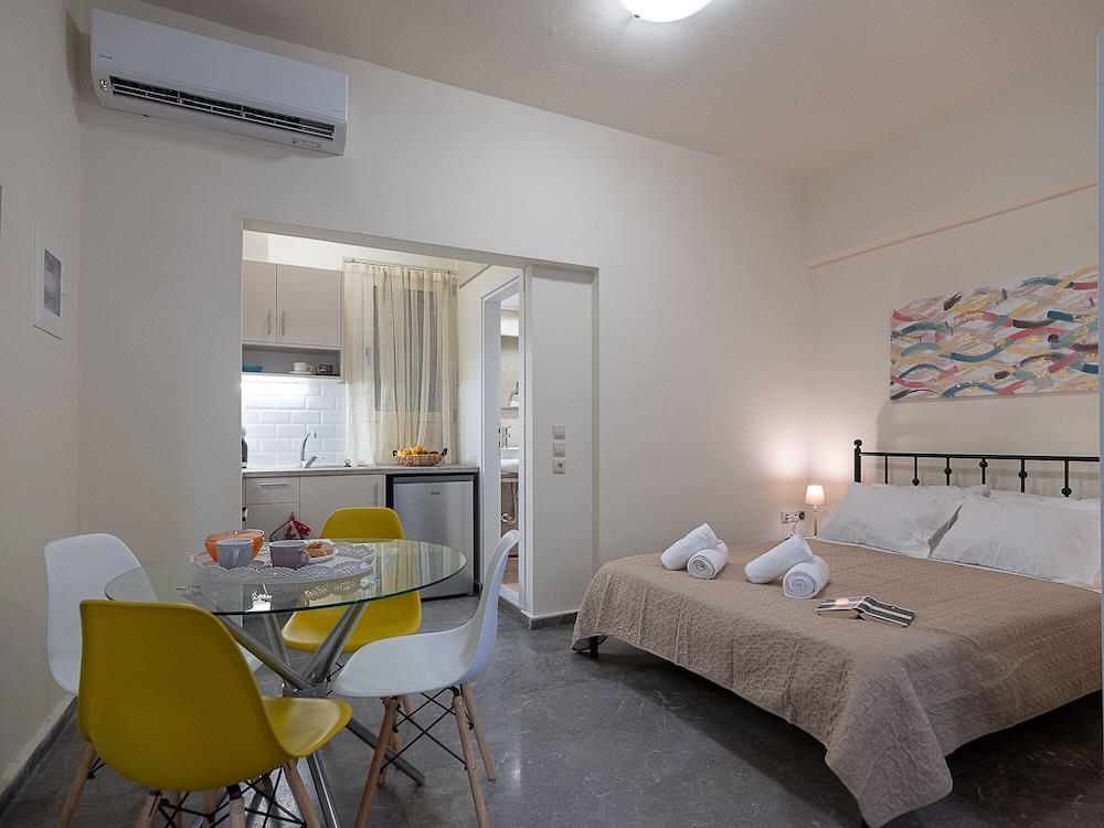7 Days Studios & Apts